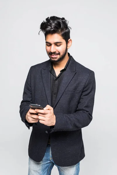 Πορτρέτο του όμορφος casual επαγγελματίες ινδική άνθρωπος χρησιμοποιώντας smartphone, κοινωνικών μέσων μαζικής ενημέρωσης έννοια, στέκεται πάνω σε λευκό φόντο με τη σκιά, αντίγραφο χώρος στο πλάι. — Φωτογραφία Αρχείου