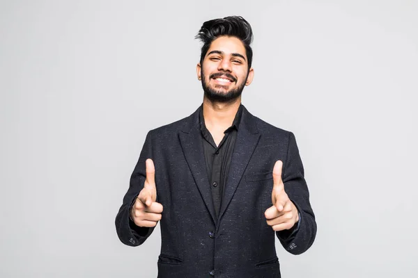 Θα επιλέξετε εσείς. Αυτοπεποίθηση νεαρός άνδρας ινδική τοποθετώντας το δείκτη σας και χαμογελώντας ενώ στέκεται ενάντια σε λευκό φόντο — Φωτογραφία Αρχείου