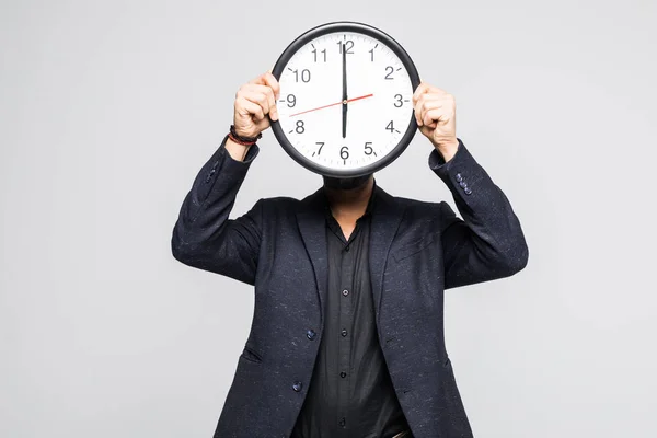 Retrato de un hombre de negocios indio con reloj aislado sobre fondo blanco —  Fotos de Stock