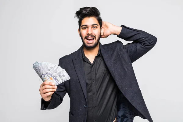 Retrato de primer plano de súper feliz joven exitoso emocionado sosteniendo billetes de dólar en la mano, aislado sobre fondo blanco. Emoción positiva sentimiento de expresión facial. Ahorro de recompensa financiera — Foto de Stock