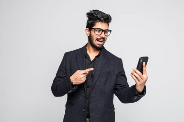 Bir Hint iş adamı Puan onun parmak üstünde hareket eden telefon.