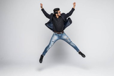 Mutlu Hintli adam beyaz izole havada atlama.