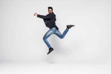 Beyaz arka plan üzerinde izole sevinç için atlama heyecanlı Hintli işadamı.