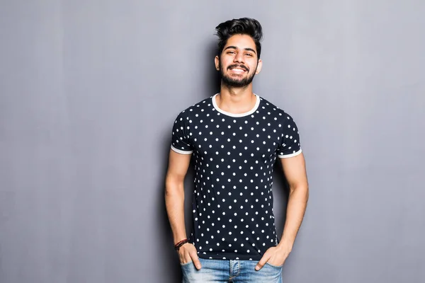 Hombre indio en camiseta sobre fondo gris — Foto de Stock