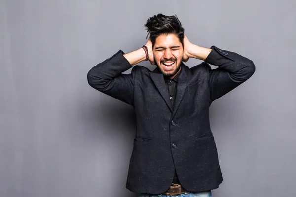 Indiano jovem empresário fechando ouvidos com as mãos isoladas no cinza — Fotografia de Stock