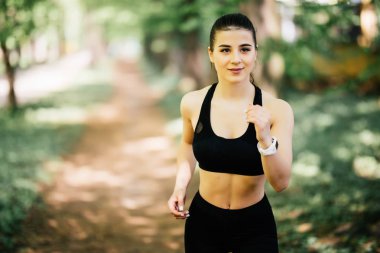 Park açık havada çalışan uygun genç kadın