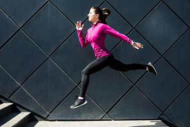 Spor kıyafetleri giyen spor kızı sokakta yoga egzersizi yapıyor, açık hava sporları, şehir tarzı.