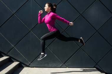 Atlama yüksekliği. Fitness Spor kız sokak, açık spor, kentsel tarzı fitness egzersiz yaparak spor giyim