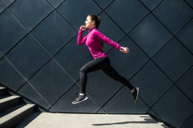 Spor kıyafetleri giyen spor kızı sokakta yoga egzersizi yapıyor, açık hava sporları, şehir tarzı.