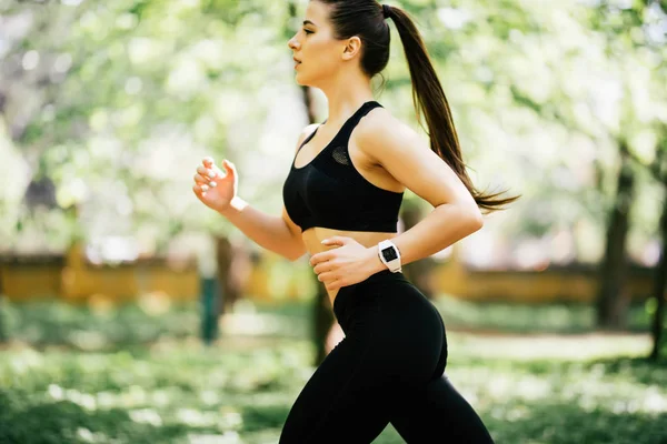 Atleta pista corriendo corredor mujer en el parque. Entrenamiento cardiovascular de deportista de maratón. Estilo de vida saludable activo en verano naturaleza al aire libre . — Foto de Stock