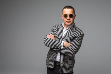 Rahat moddle yaş erkek takım Isolated beyaz üzerinde