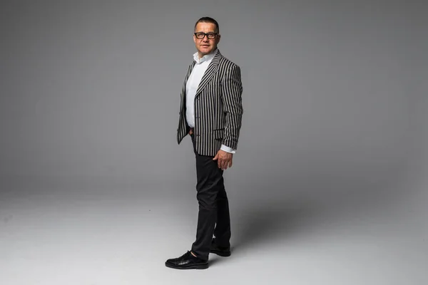 Empresário sênior em óculos isolados em fundo cinza — Fotografia de Stock