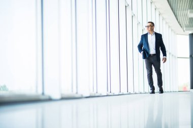 yakışıklı ve modern ofis iç yürüyüş sucessful üst düzey iş adamı