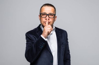 Komuta sizde ayakta beyaz takım elbise el sessizlik içinde