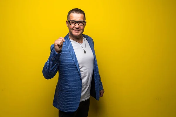 Retrato de un atractivo hombre de negocios feliz con gafas aisladas sobre un fondo amarillo — Foto de Stock