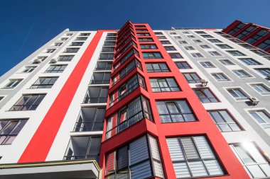 Apartmanlar arasında gökyüzüne görüntüleyin. Şehir manzarası. Mavi Gökyüzü bulutlu. Güneşli gün.