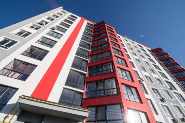 Güneşli bir günde yeni modern apartmanın üzerinde kapat