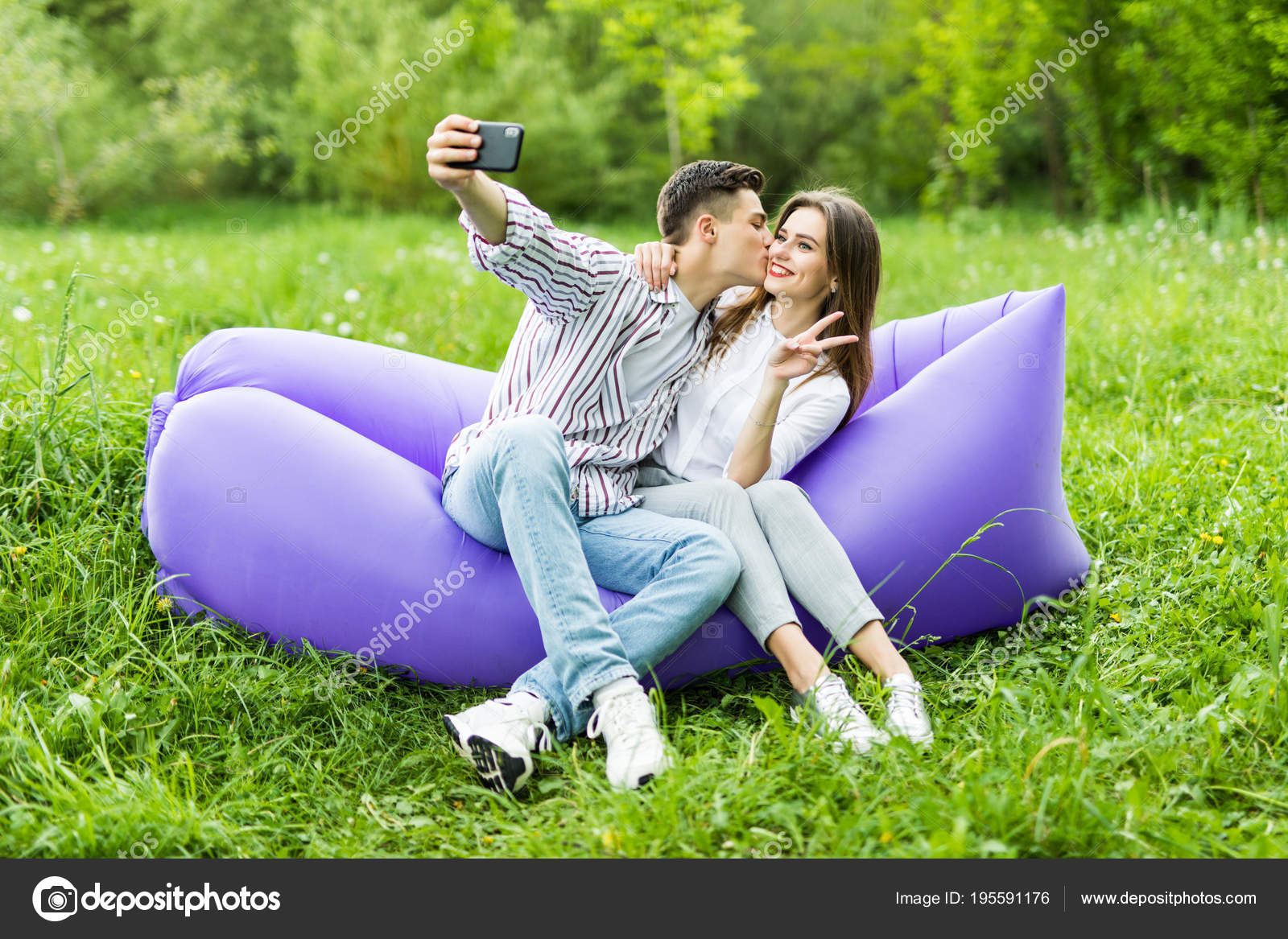 Intex 68560. Мужчина спорт энергетик. While resting. Парень в спортзале. Телевизор отдых фон.