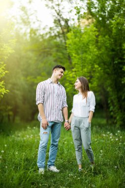 Mutlu bir çift birlikte açık havada yeşil Park'ta yürüyordunuz portresi