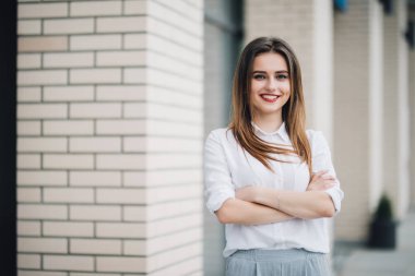 Silah ile sokakta genç gülümsemek kadın portresi geçti