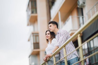 Güzel mutlu çift rahatla ve onların yeni ev daire balkon eğlenin