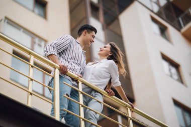 Güzel mutlu çift rahatla ve onların yeni ev daire balkon eğlenin