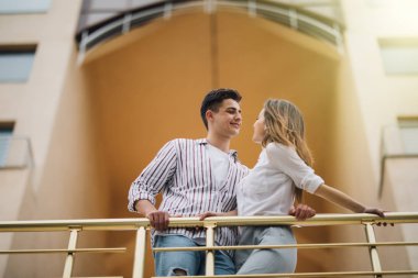 Mutlu çift rahatla ve balkon yeni apartmanda eğlenin