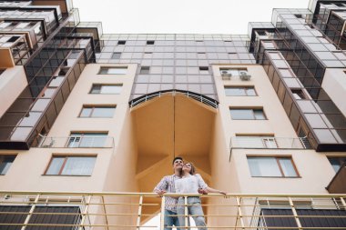 Güzel mutlu çift rahatla ve onların yeni ev daire balkon eğlenin