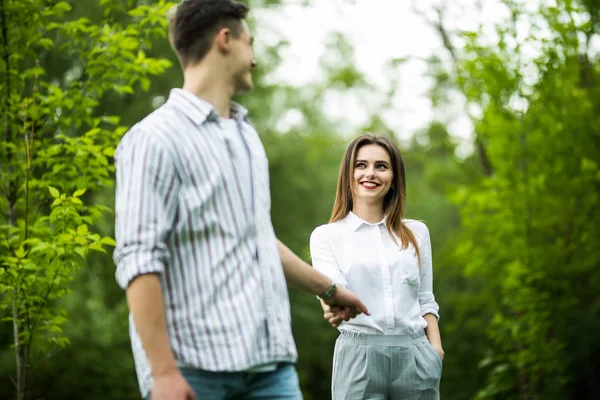 Romantisches junges Paar spazieren gehen und Spaß im Park haben. — Stockfoto