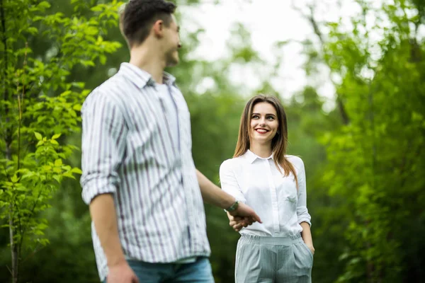 Romantický mladý pár chůzi a baví v parku. — Stock fotografie