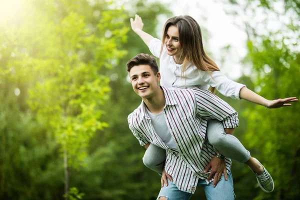 Hipster en couple amoureux s'amuser ensemble un jour d'été . — Photo