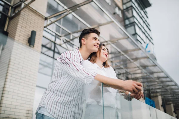 Unga lyckliga paret koppla av och ha roligt på balkong i deras nya hem lägenhet — Stockfoto