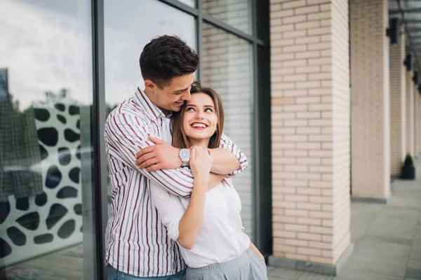 Ρομαντικά ευτυχισμένο ζευγάρι να χαλαρώσουν και να διασκεδάσουν στο μπαλκόνι στο νέο σπίτι τους — Φωτογραφία Αρχείου