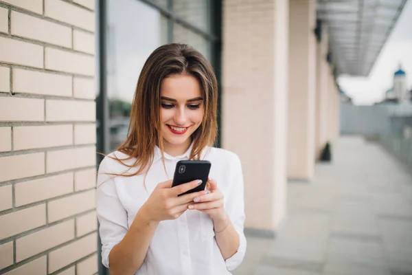 Mooie jonge vrouw gebruik cellphone in stad — Stockfoto