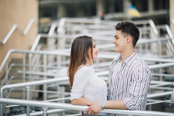 Romantiska unga par stående på trappan utomhus i staden gatan — Stockfoto
