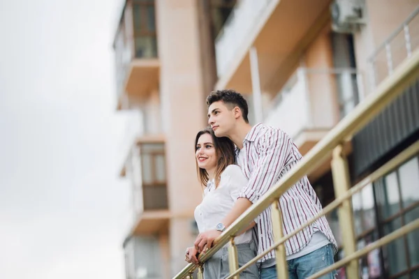 Прекрасна щаслива пара розслабляється і розважається на балконі в своїй новій квартирі — стокове фото