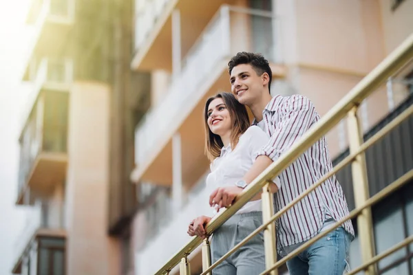 Ευτυχισμένο ζευγάρι Lovely να χαλαρώσουν και να διασκεδάσουν στο μπαλκόνι στο νέο τους σπίτι διαμέρισμα — Φωτογραφία Αρχείου