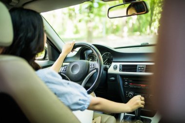 Trafik ve iyi radyo istasyonu müzik zevk şehirde kendine güvenen bir araba zarif genç kadın