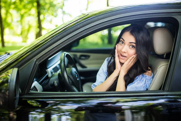 Zavart félelem autó, széles nyitott szájjal néző ablak vezetés női arcot. A negatív emberi arc kifejezés érzelmi reakció. Utazás kockázati veszély meggondolatlan viselkedés-ra út fogalma — Stock Fotó
