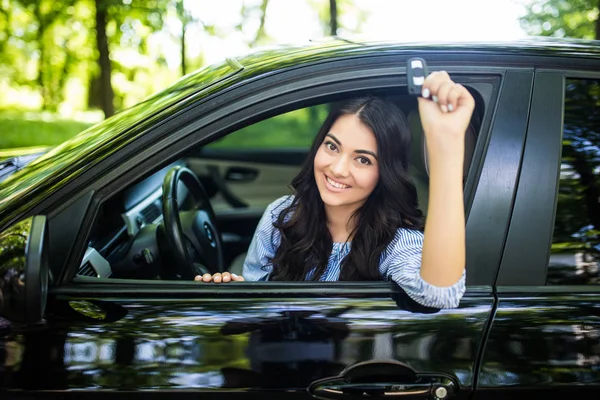 Selamat tersenyum wanita muda dengan kunci mobil. Mengemudi — Stok Foto