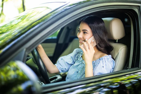 Retrato de cerca, mujer joven con buenas noticias, felizmente hablando en el teléfono celular mientras conduce — Foto de Stock