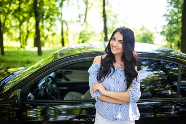 A fiatal szépség nő közelében az új autó, auto támaszkodva — Stock Fotó