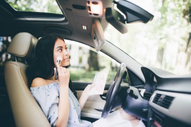 Genç güzellik kız trafikte durdu iken ona makyaj rötuş