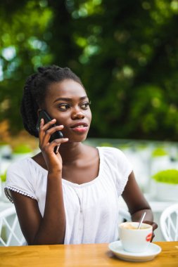 Açık café'de Evet gülümseyen genç Afro-Amerikan kadın portresi