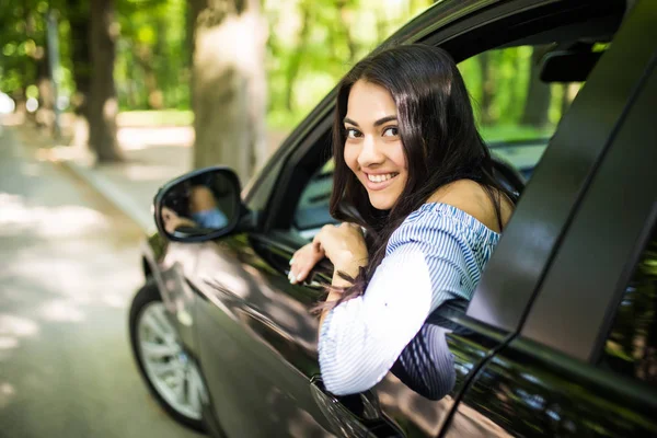 Donna spensierata sorriso dal finestrino guida auto in vacanza sorriso felice vacanza — Foto Stock