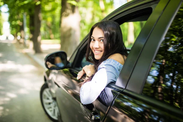 Femme insouciante sourire de fenêtre voiture de conduite en vacances heureux sourire vacances — Photo