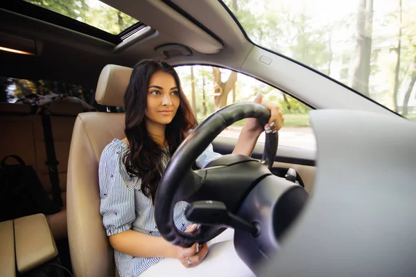Εύθυμη νεαρή γυναίκα μαθαίνει να οδηγεί στο δικό του αυτοκίνητο — Φωτογραφία Αρχείου