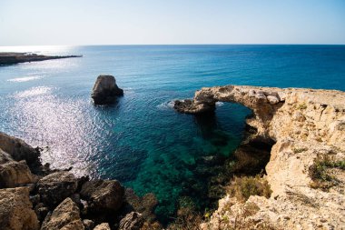 Aşk ya da aşk köprüsü Kıbrıs Rum Kesimi 'nin Ayia Napa kentinin en güzel turistik yerlerinden biri.