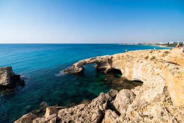 Kıbrıs, Avrupa 'daki Ayia Napa yakınlarındaki doğal taş köprüde güzel bir günbatımı. Aşk köprüsü.