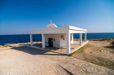 Kıbrıs Rum Kesimi Aiya Napa yakınlarındaki Kavo Greko kayalıklarında beyaz bir şapel